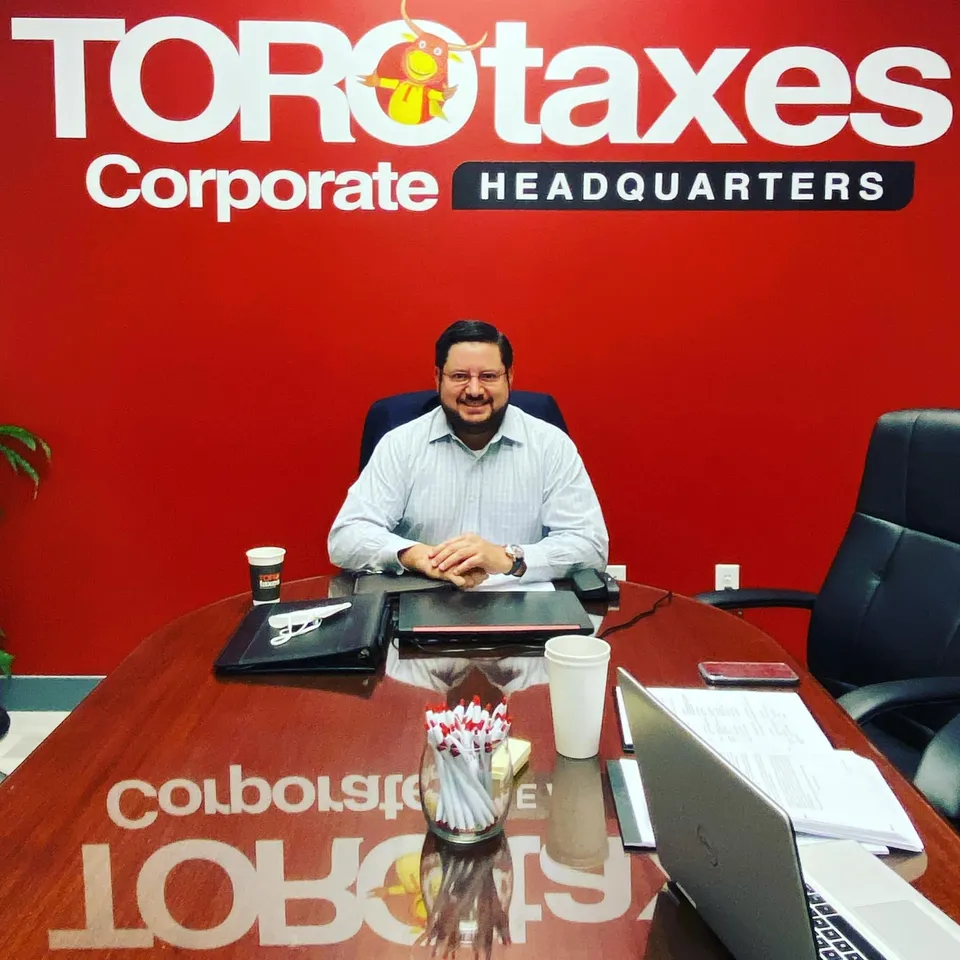 Felipe en el corporativo de Toro Taxes