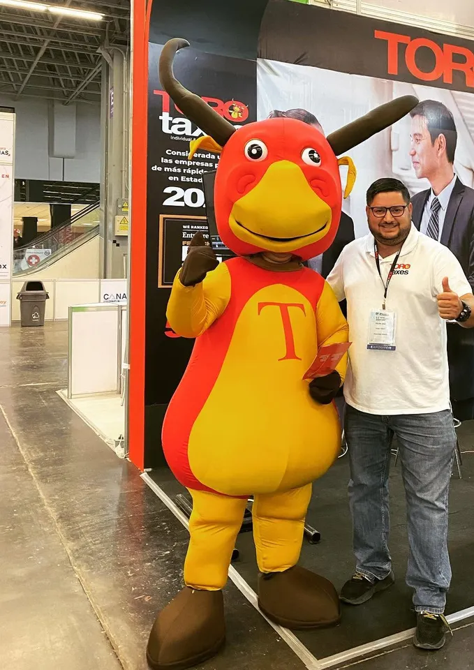 Felipe con el Torito en la Expo de Franquicias